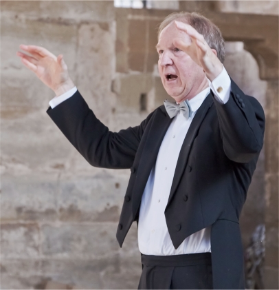 Prof. Jürgen Budday in der Aufführung des Brahms-Requiem im Kloster Maulbronn (Bild: Josef-Stefan Kindler, www.kuk-art.com)